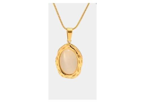 5 Elegant Features of 18K Gold White Opal Necklace